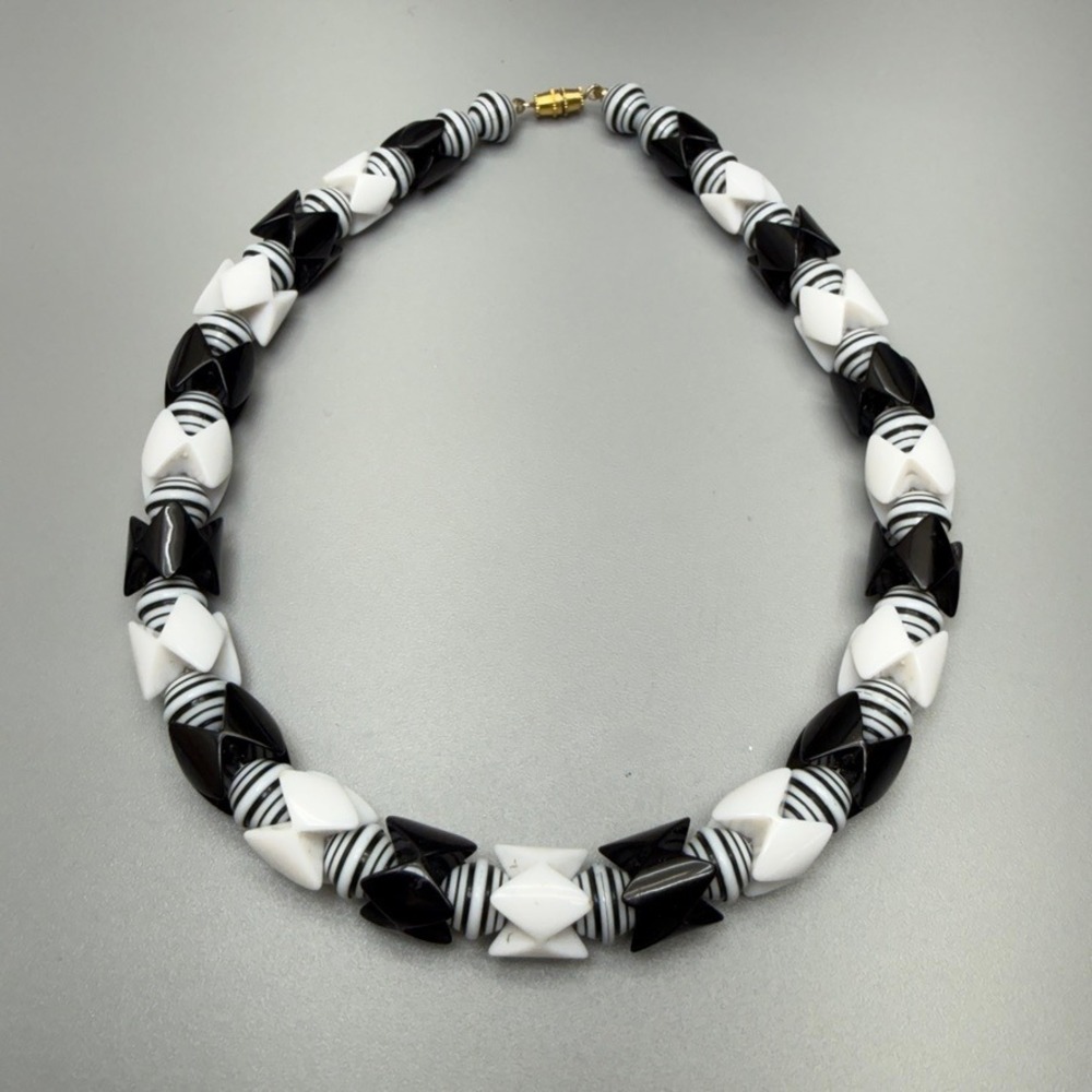 Vintage Black and White Acrylic Geometric‎ Bead Necklace 15" Mod Pop Art Retro
